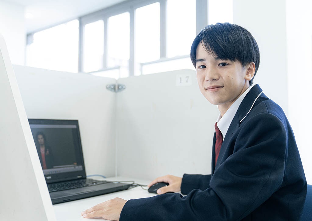 学習システムで勉強する中学生