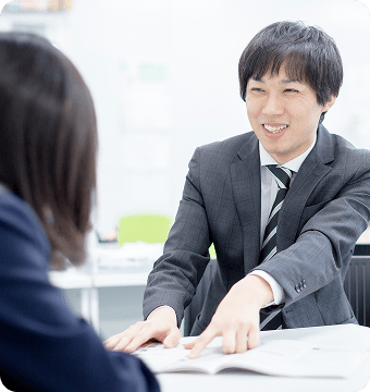 勉強を教える先生と生徒