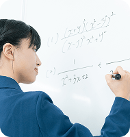 数式を解く女性