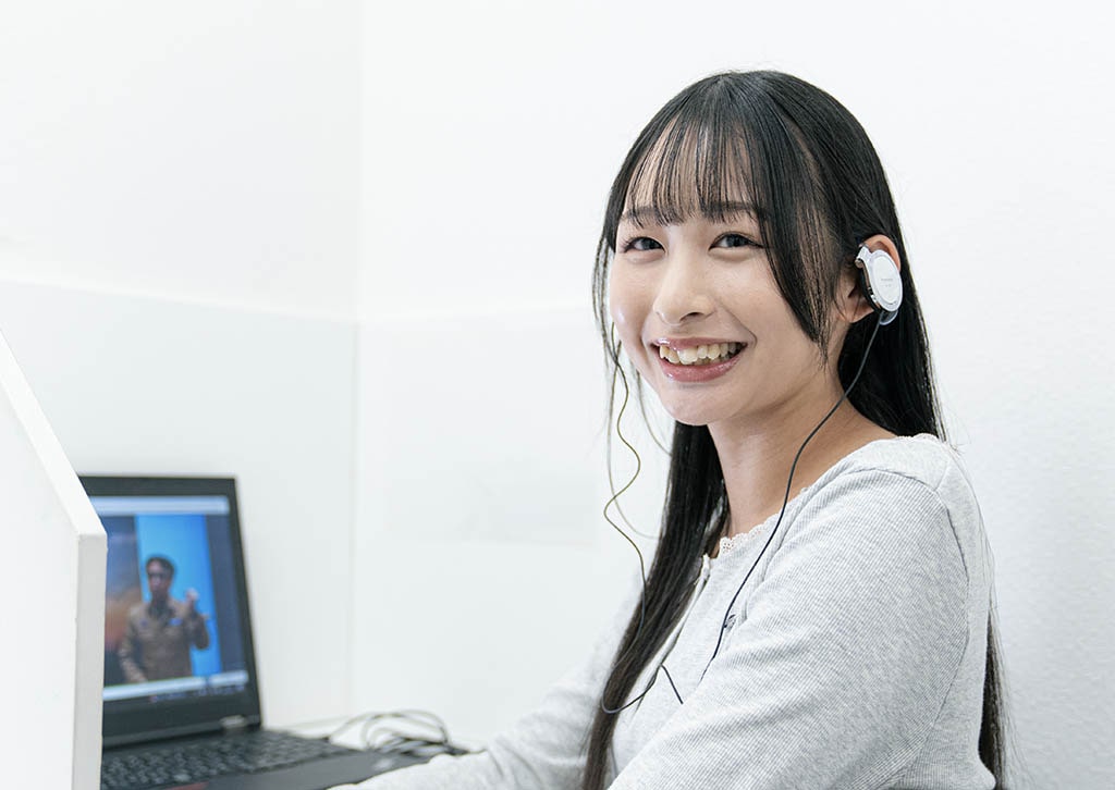 学習システムで勉強する高校生