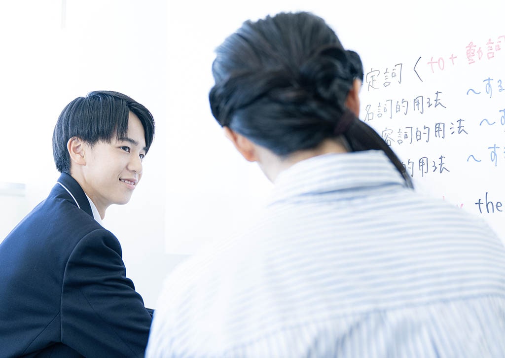 勉強する中学生と先生