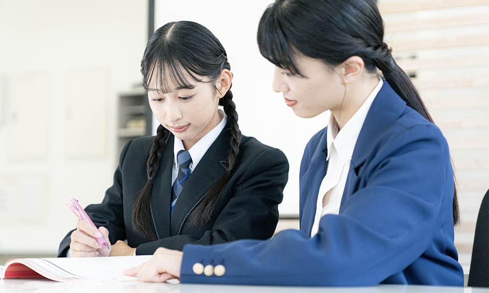 勉強する高校生